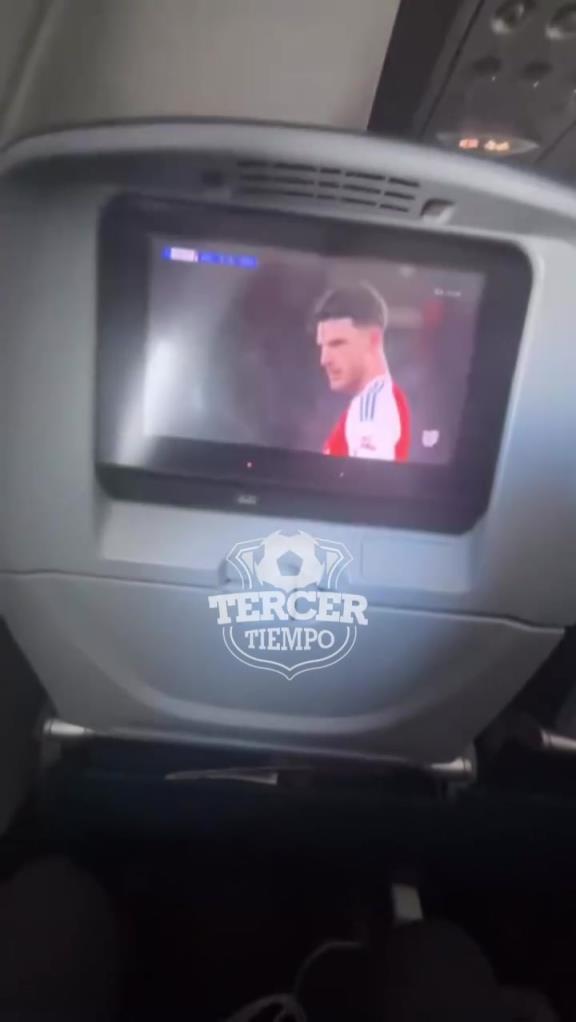 国内航空也需要这个！球迷在飞机上观看欧冠阿森纳vs皇马