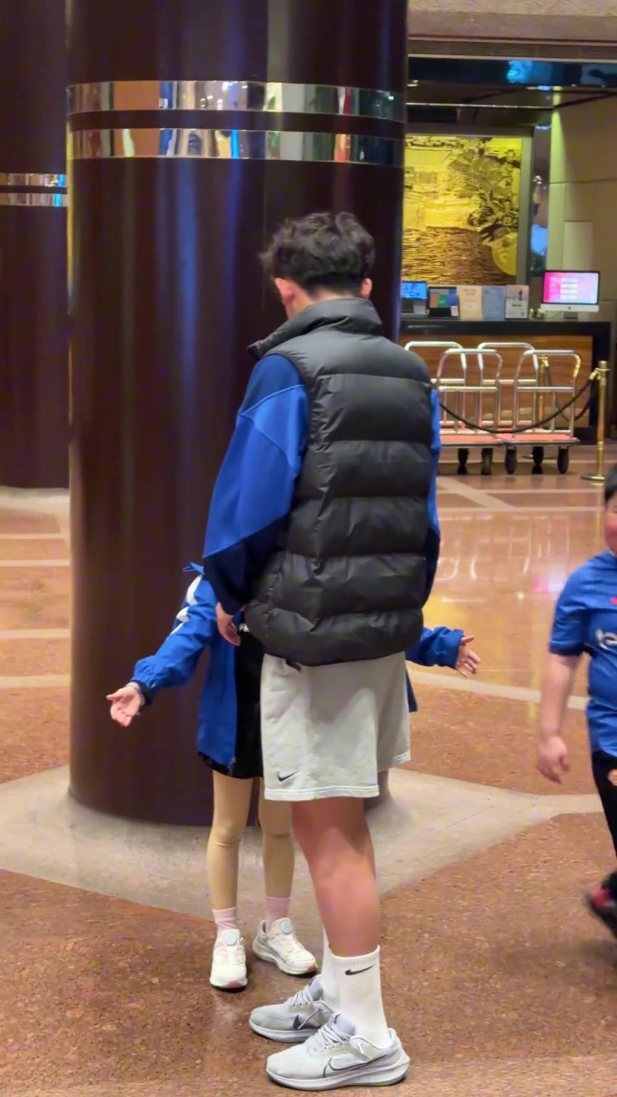 谁懂啊刘诚宇才18岁，拥抱小妹妹时脸都红到耳根了